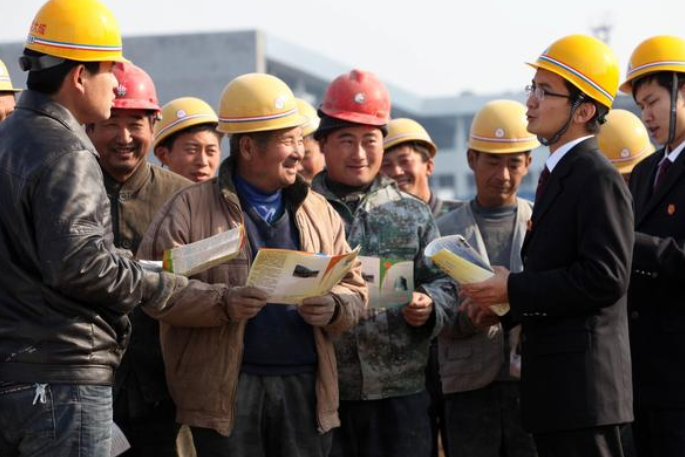 包工头钱没到位780个农民工没什么事干做工地就是难