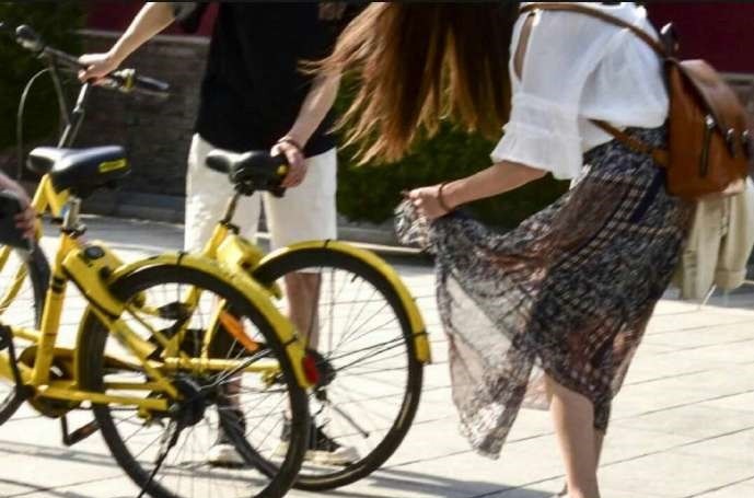 西安一女孩穿长裙骑单车 裙摆被卷进车轮!