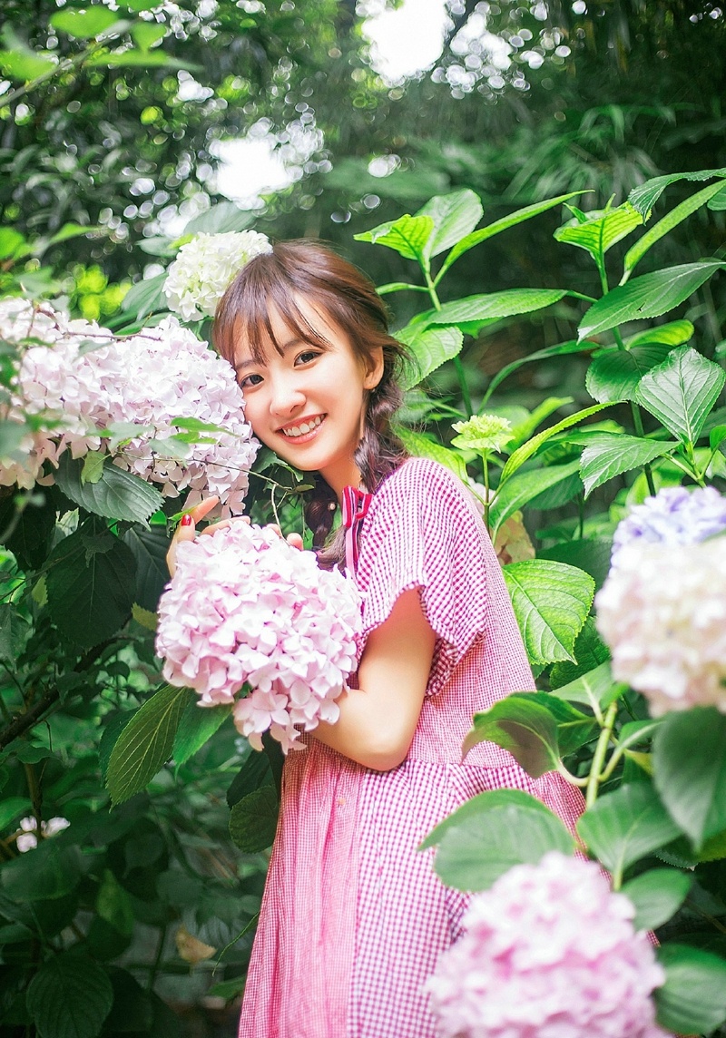 花丛中的红裙娇美少女惹人爱写真集 67花丛中的