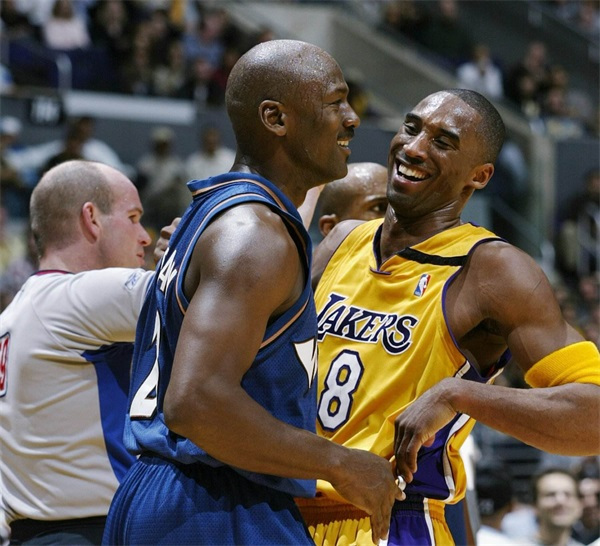 球迷:难怪都说科比像乔丹!