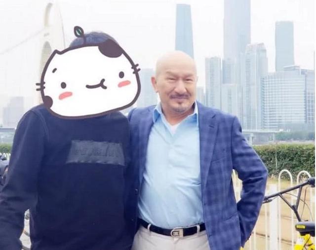 他是周星驰的师傅,38岁拿影帝,因炒楼破产,今74岁胖的认不出