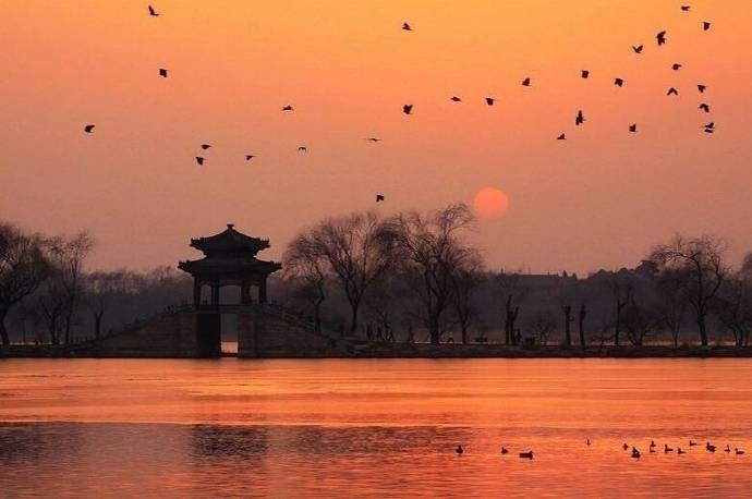 落霞与孤鹜齐飞,秋水共长天一色 。|秋水_新浪新闻