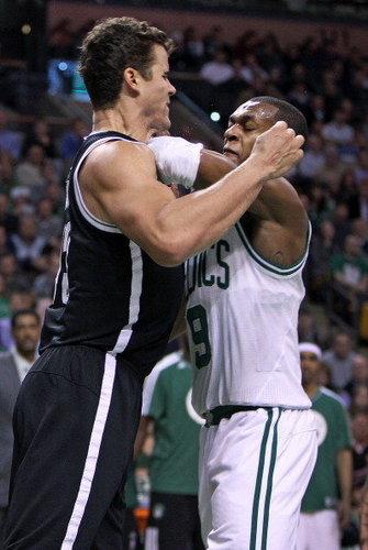 nba赛场上那些暴力的肘击瞬间,乔丹也动肘,科比kg流血不止