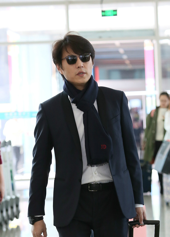 靳东自提行李箱商务范十足 墨镜遮面一路与友人说笑