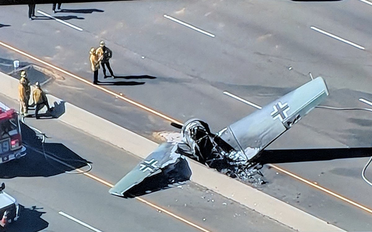 纳粹空军涂装二战老飞机在美国坠毁,现场火光冲天浓烟滚滚