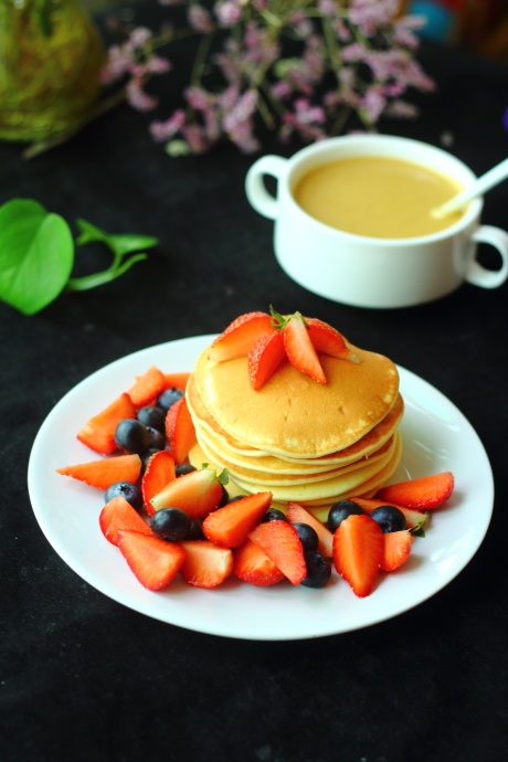 2个鸡蛋做香喷喷的鸡蛋松饼,一分钟就学会的早餐,又好吃又营养