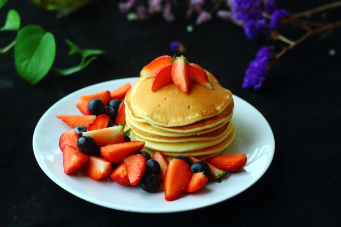 2个鸡蛋做香喷喷的鸡蛋松饼,一分钟就学会的早餐,又好吃又营养