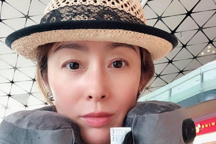 50岁张敏晒自拍,容貌变化太大,网友:根本认不出来!