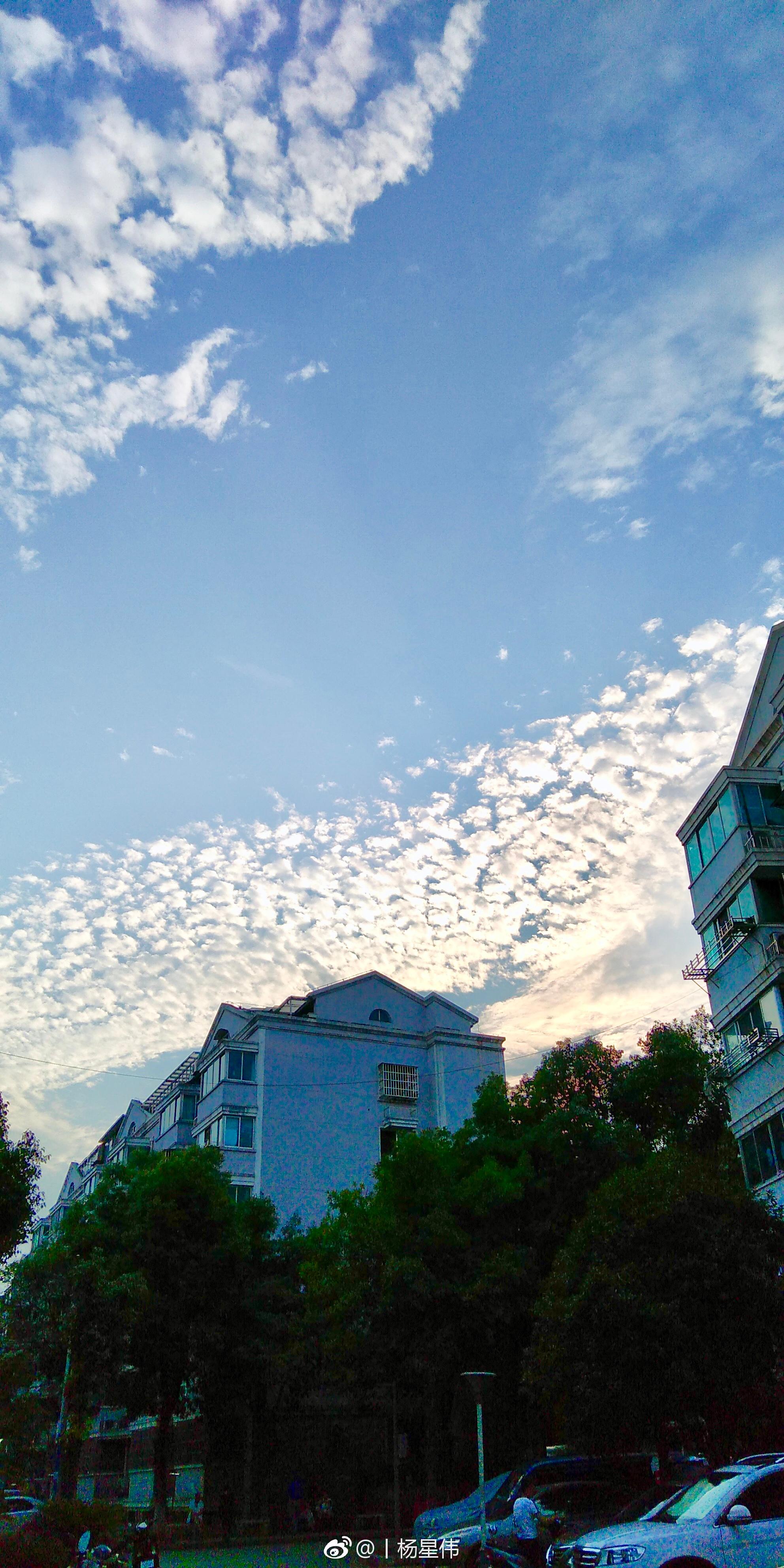 雨过天晴干净的天空宜人的天气