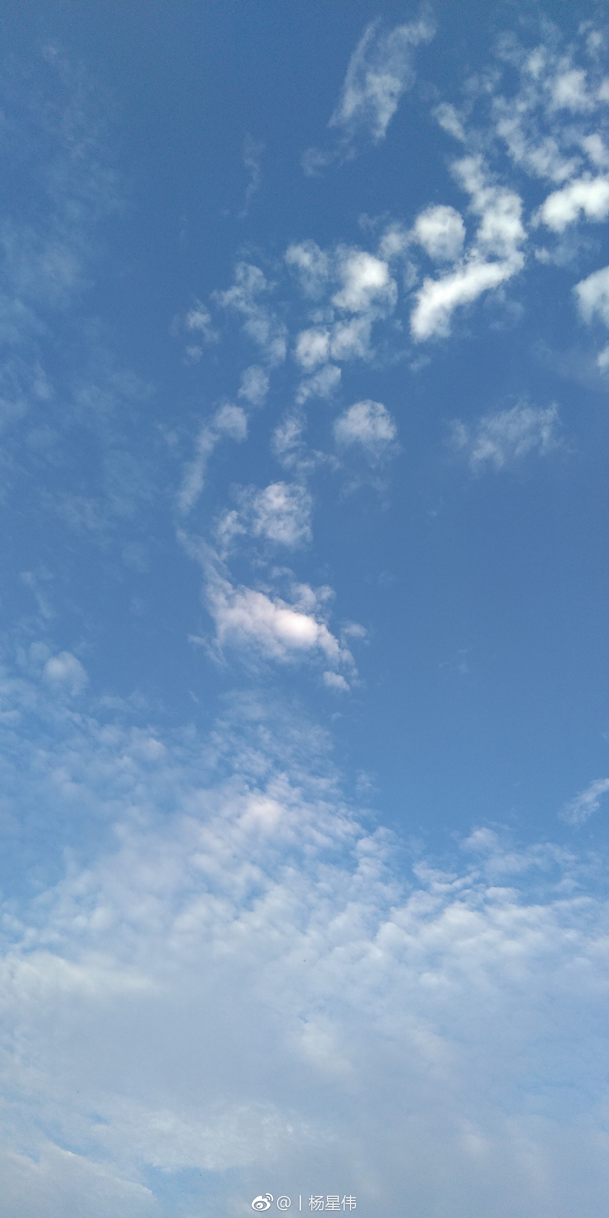 雨过天晴干净的天空宜人的天气