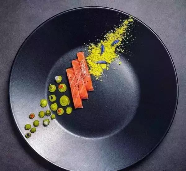 盘饰千变万化,中西式摆盘也有一定的区别,但在设计菜品时,为了达到