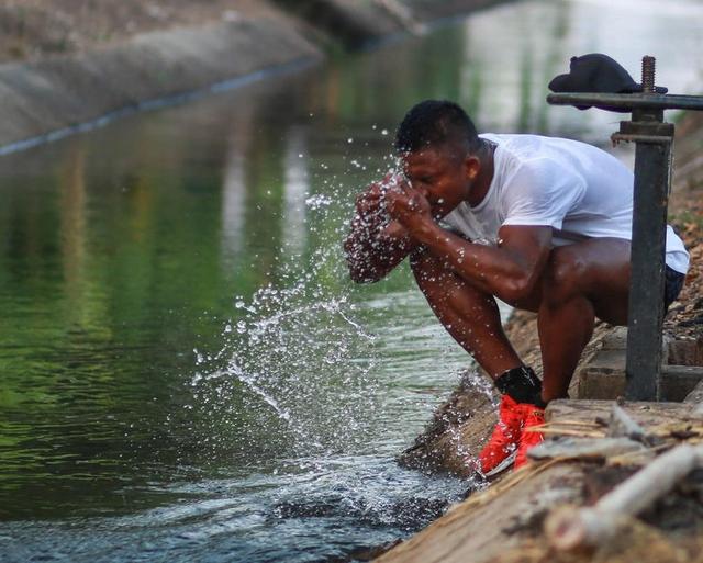 中国拳王豪车美女不断,36岁播求乡下苦练体能一身肌肉霸气