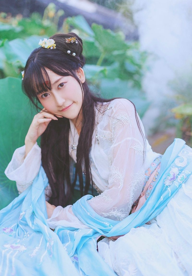 荷叶池中的汉服妹子柔美文静写真集 67676767 @微相册 @微博