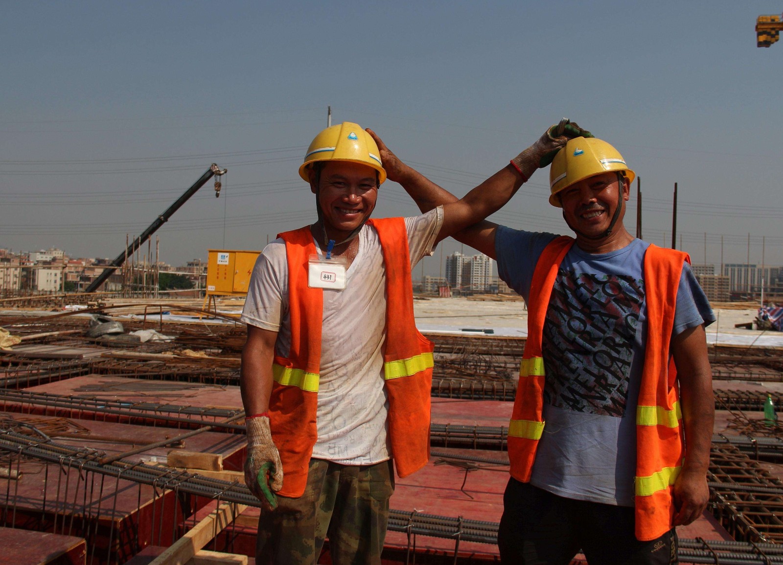 工地各种颜色的安全帽,有啥特殊含义?看到戴白帽子的要注意了!