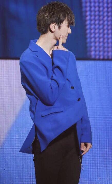 蔡徐坤任ninepercent队长, 粉丝见面会却遭粉丝用激光笔照脸