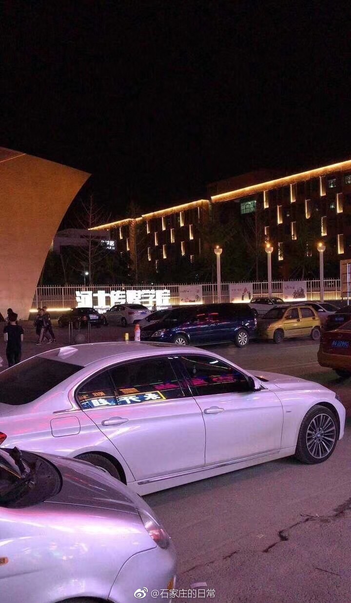 高校门口豪车顶上放饮料![doge]