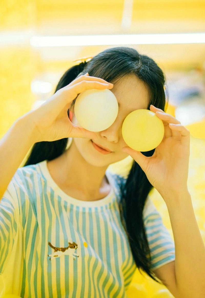 色彩缤纷玩具球堆内的可爱双马尾甜美妹子写真集 @微相册 @微博摄影