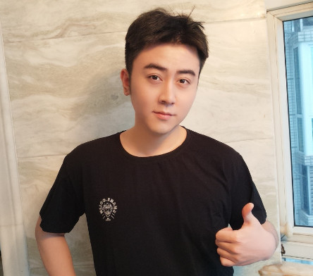 英雄联盟蛇哥直播安慰妻子,喜得千金,网友:这个英雄要火了!