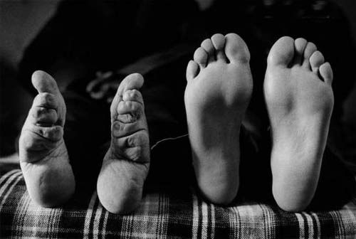 古代女人"裹脚"和现代女人"隆胸"是一个道理,都是追求时尚