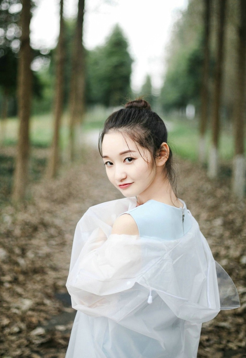 雨天落叶中的元气丸子头少女俏皮恬静写真集 @微相册 @微博