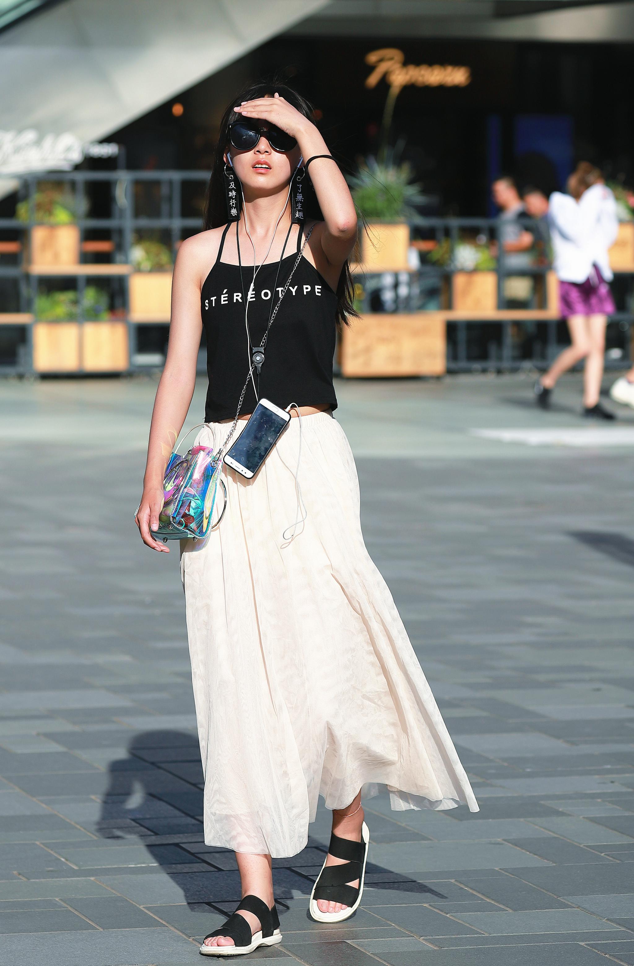 时尚街拍:身材姣好的九位姑娘穿着各有特点,你觉得哪个最美?