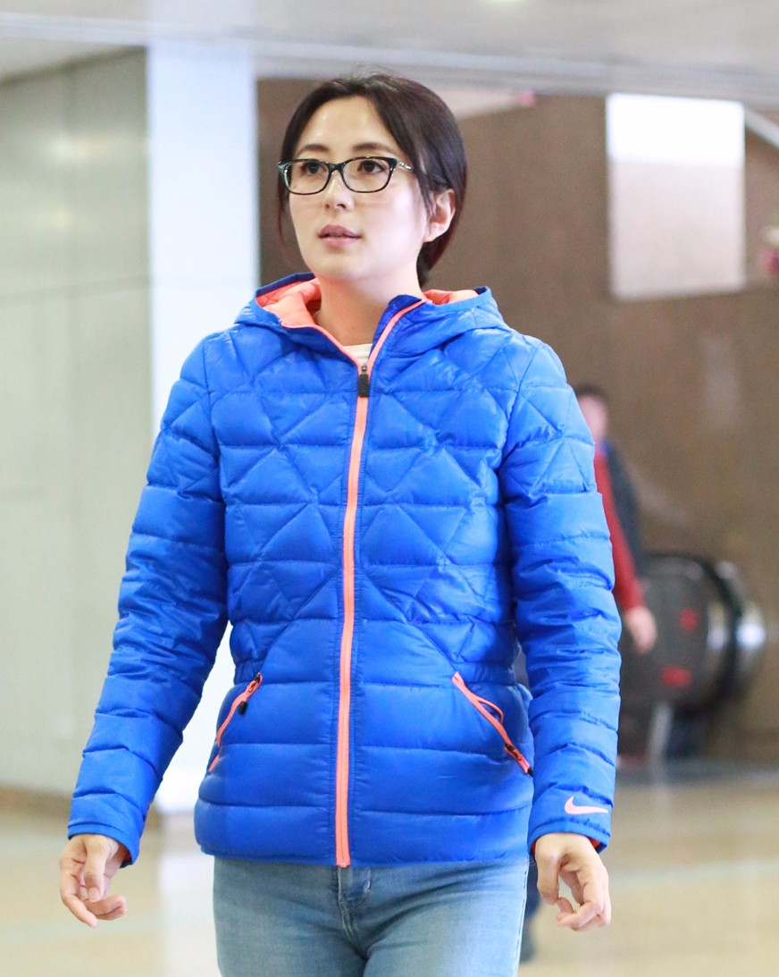 杨童舒机场上演"亲密杀" 素颜便服难掩女神气