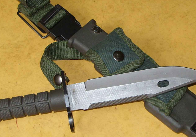 刀刃坚固锋利,耐磨不易生锈,是目前解放军的制式冷兵器!