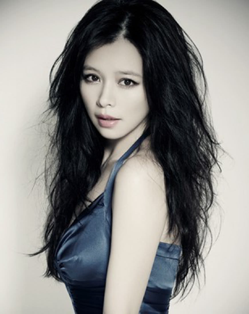 5岁父母离异,18岁拍戏受尽屈辱,43岁的她终于迎来完美人生