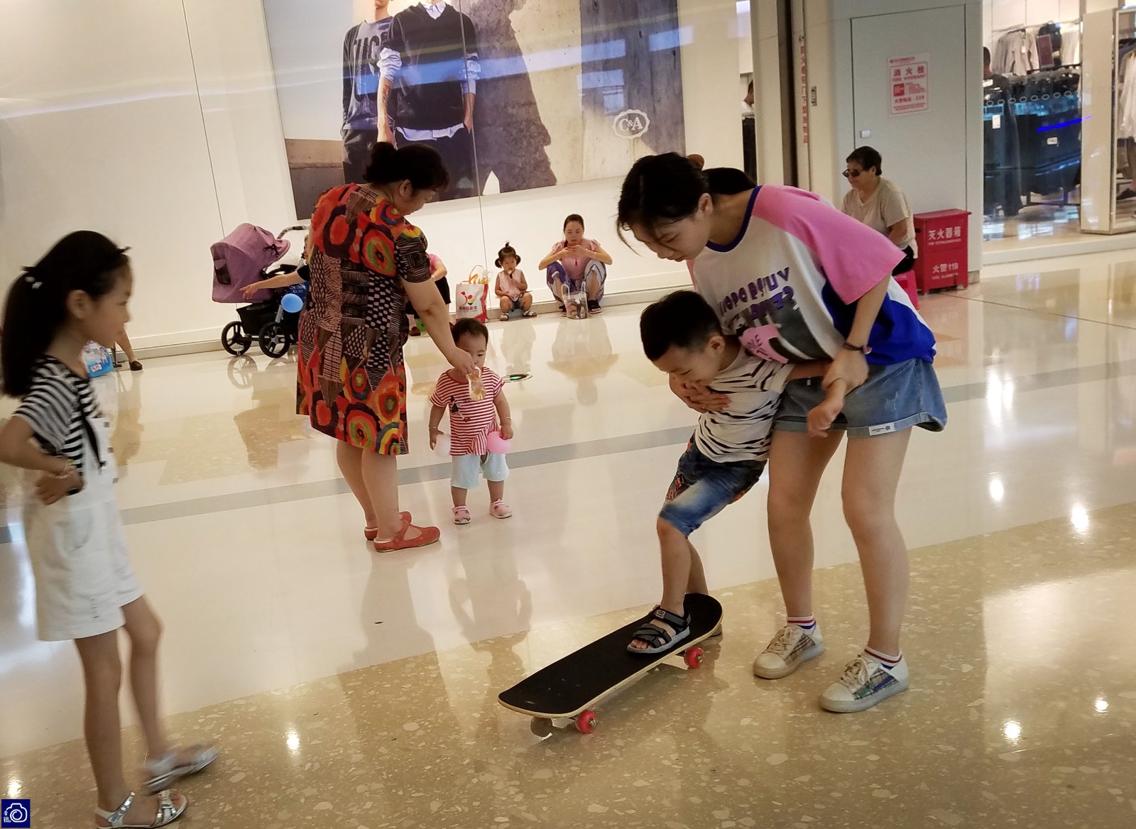 "蹭凉娃娃"扎堆购物中心过暑假,商场秒变游乐场_新浪看点