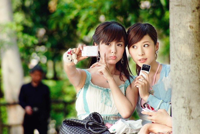 几个在美景公园下留影拍照的萌妹们