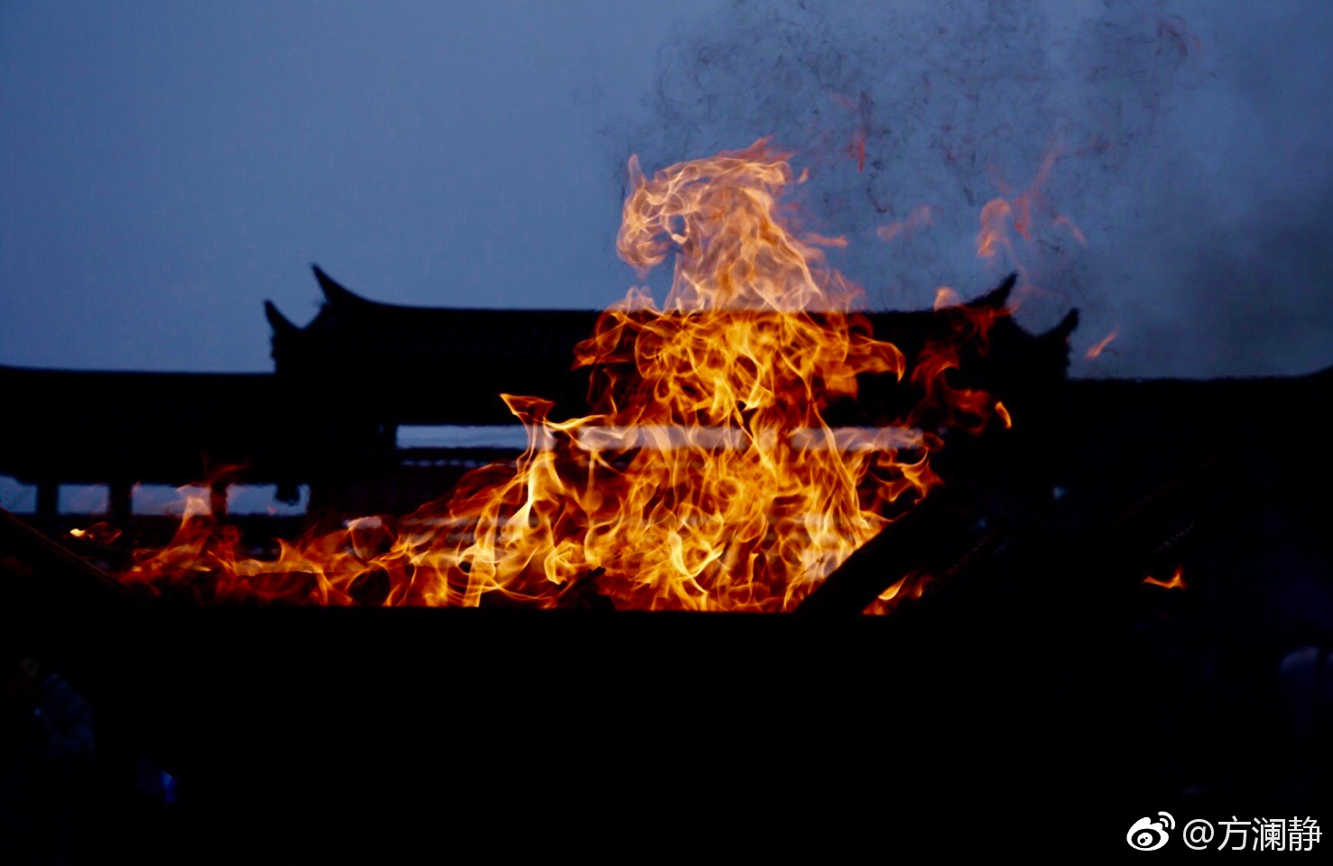 嘉宾们一起点燃火把,铁犁头在熊熊的烈火中烧得通红