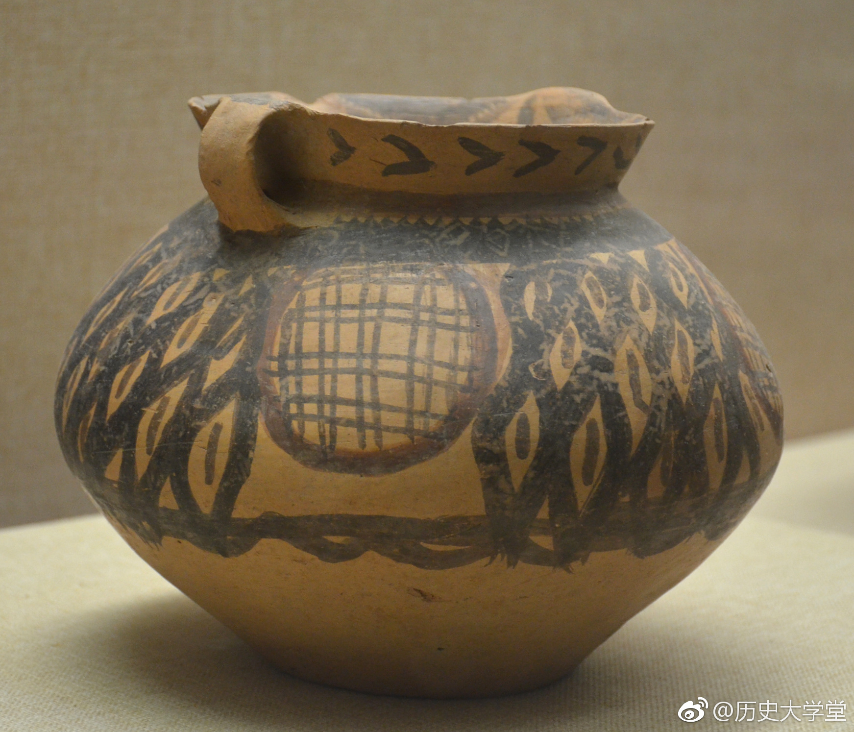 这是一个半山类型五圆圈纹双耳彩陶罐,是一种具备储功能的器罐