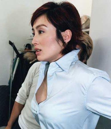 快看,张敏这衣服露啥了,拍摄者真是有眼福