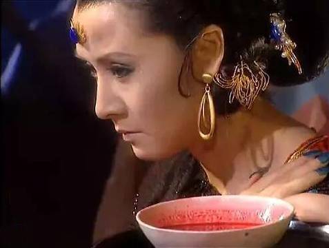 小时候最害怕西游记里的蟒蛇精了,尤其是在喝血的时候.