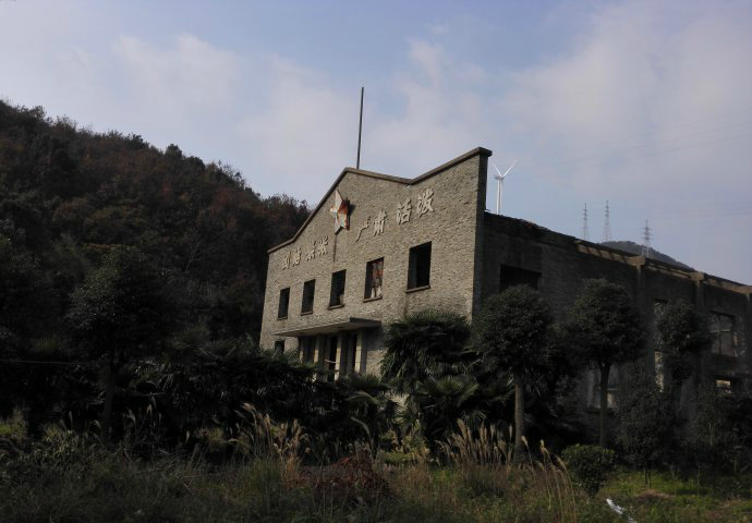 实拍解放军废弃的旧军营,最后那张,营房前后长满杂草|营房|军营|杂草_新浪新闻