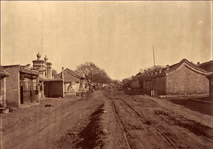 1879年北京老照片: 道路坑洼, 御河就是小水沟!