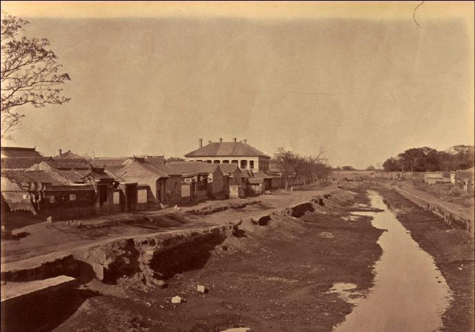 1879年北京老照片: 道路坑洼, 御河就是小水沟!