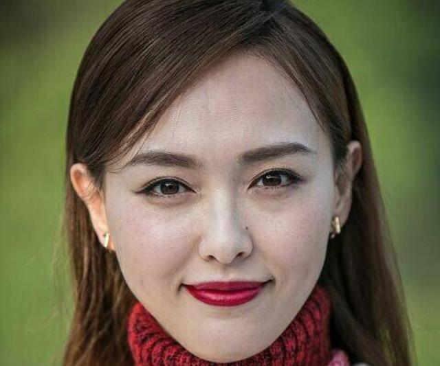 女星近距离真实肤质在镜头下是这样的baby眼角的细纹也很多