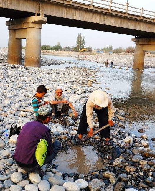 从古到今和田玉籽料的开采历程__财经头条