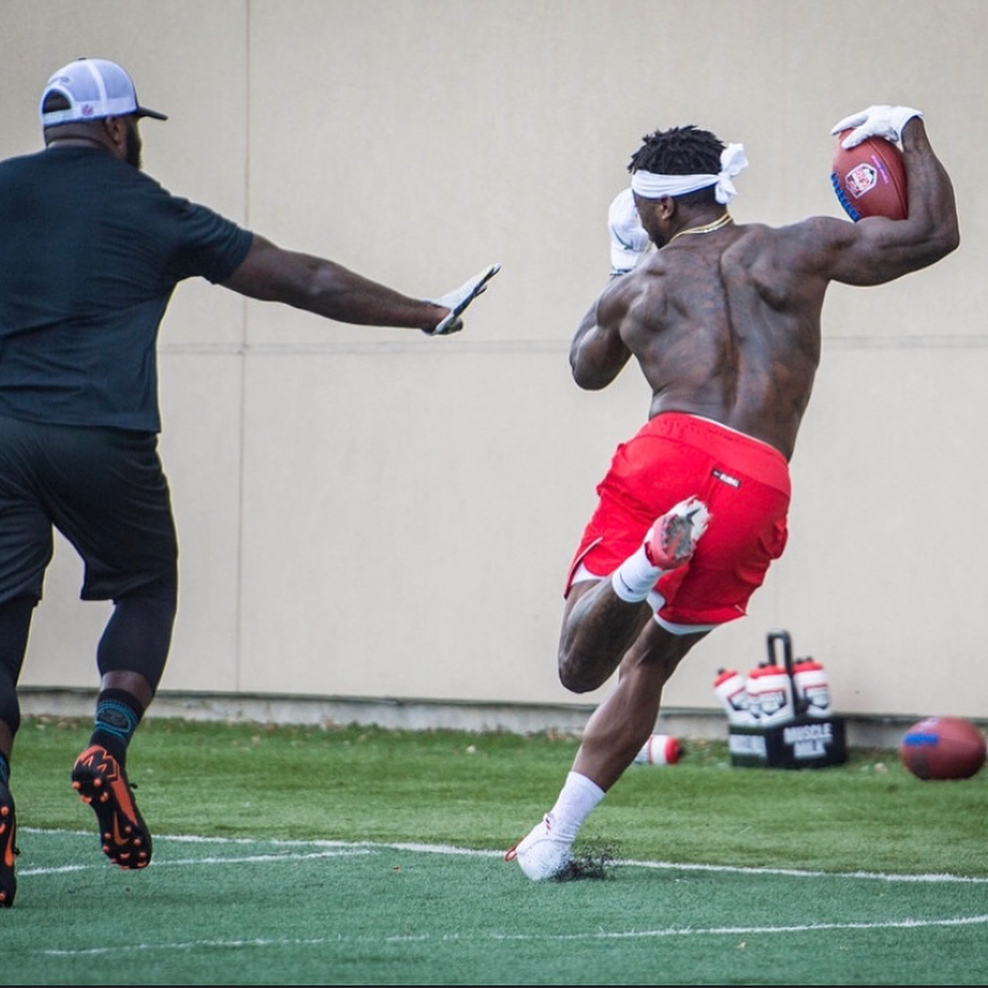 内特罗宾逊社交媒体晒的一组照片身材保持的很不错