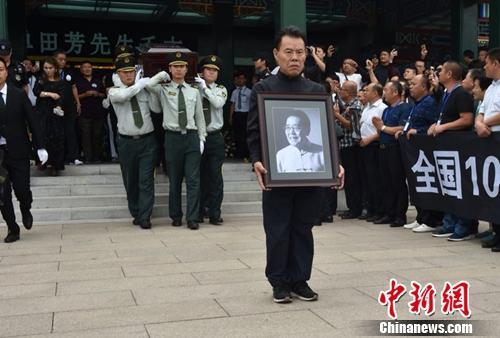 评书大师单田芳追悼会举行 刘兰芳现身悼念