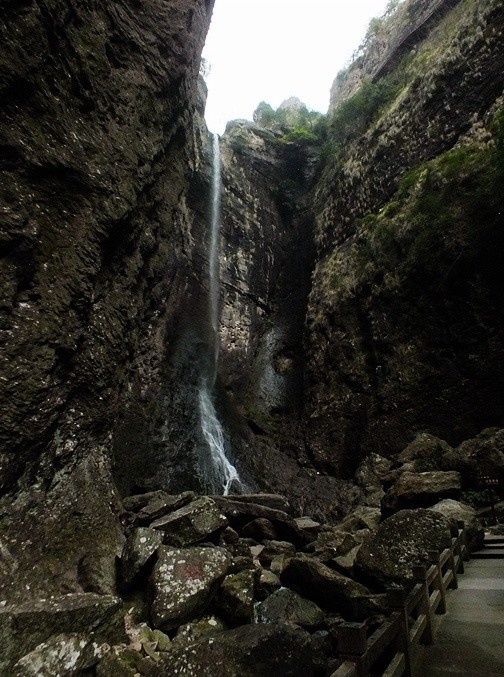 巉岩峭壁势磅礴,千年石洞住古佛