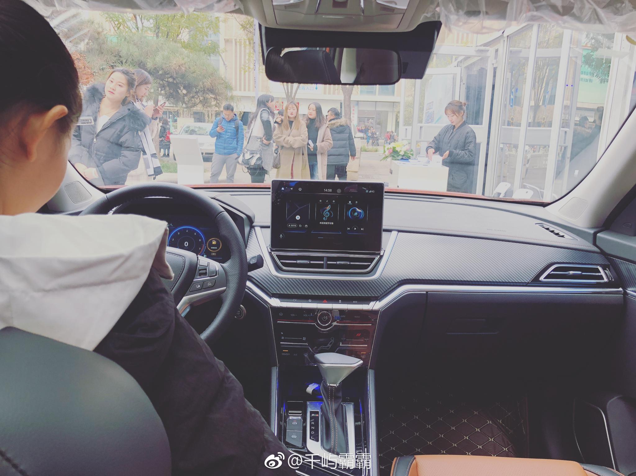 启辰t60广州车展刚刚发布就看到实车了内饰挺好看的(车头忘了拍了