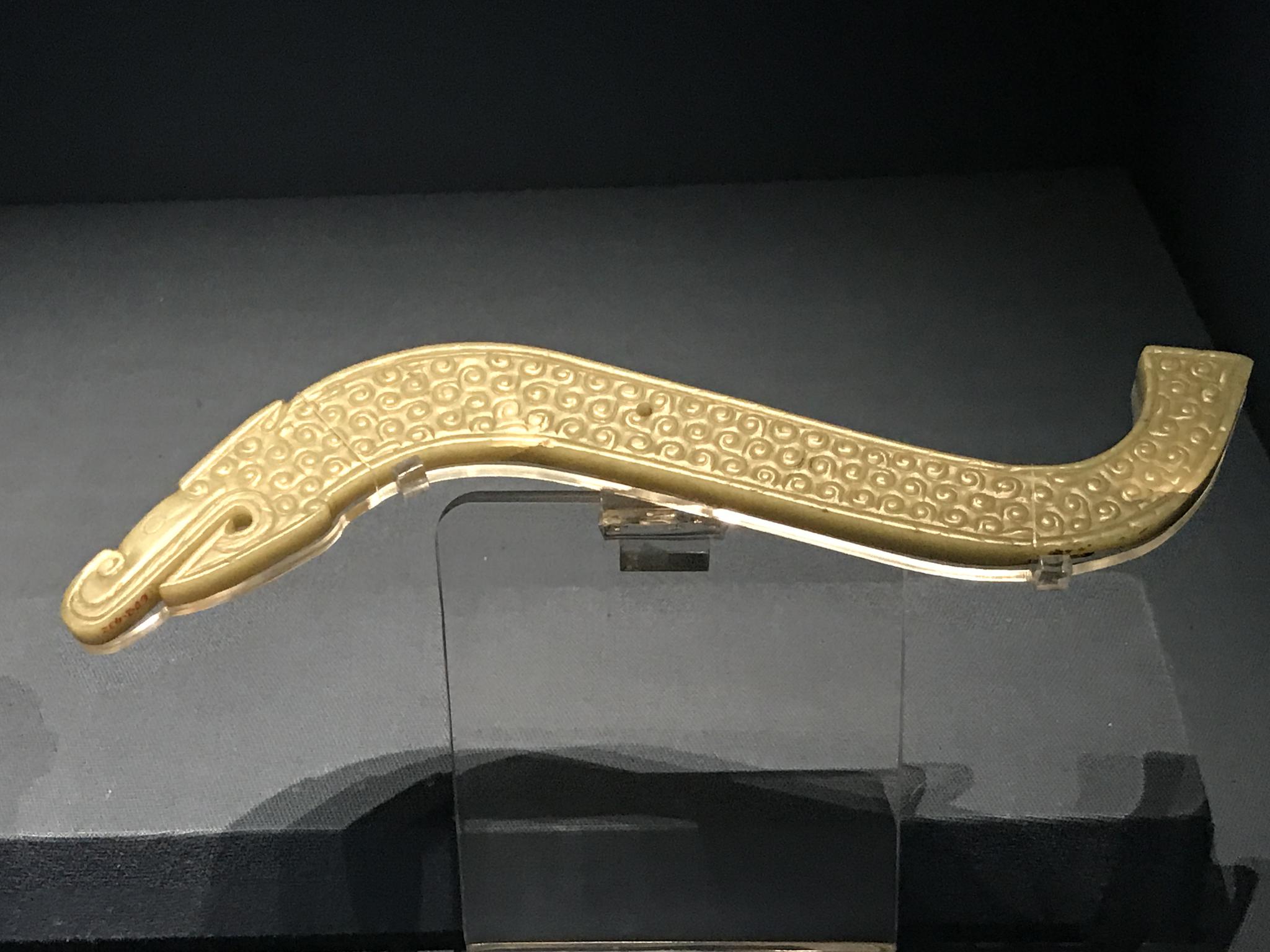 继续天津博物馆的高古玉藏品龙形佩和玉琮现场手机拍