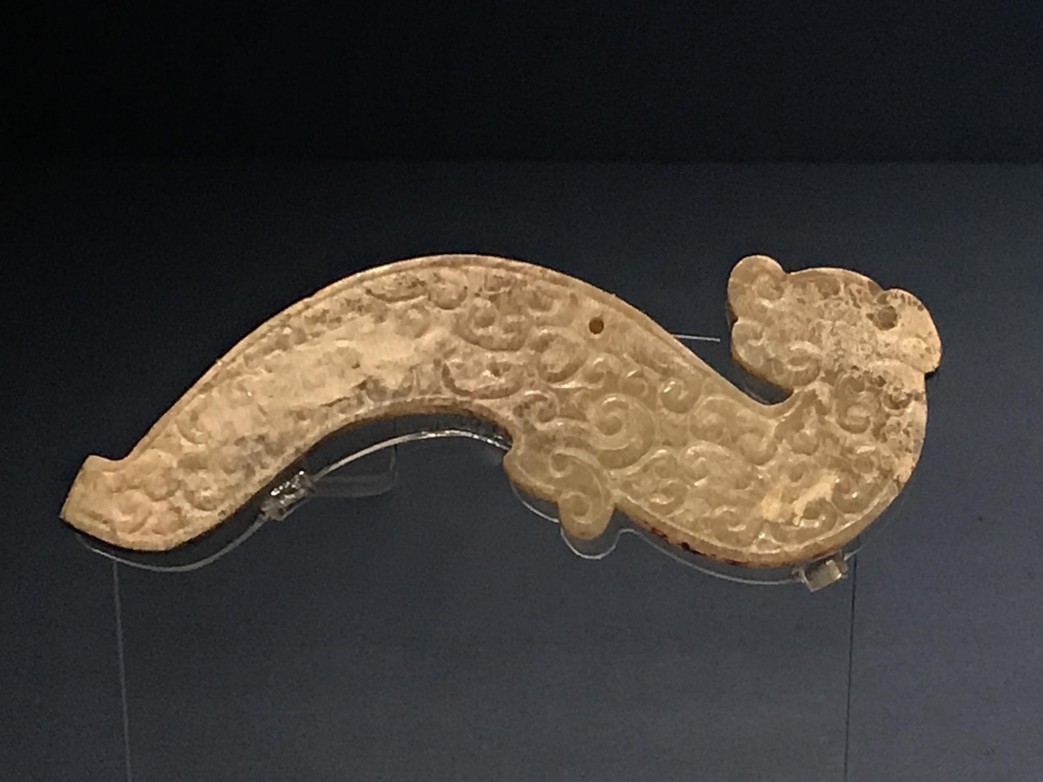 继续天津博物馆的高古玉藏品,龙形佩和玉琮。现场手机拍。|天津博物馆|藏品|龙_新浪新闻