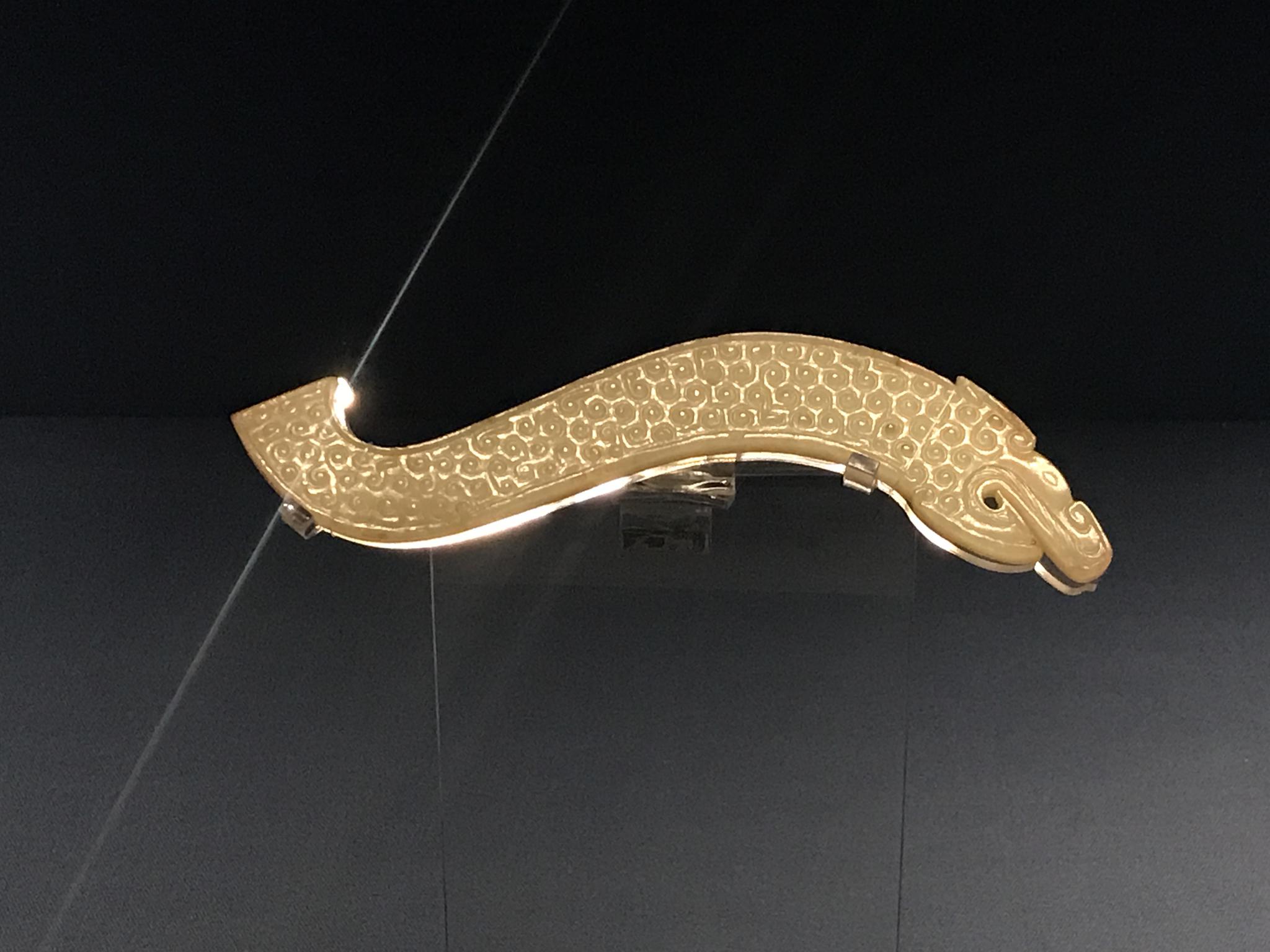 继续天津博物馆的高古玉藏品,龙形佩和玉琮。现场手机拍。|天津博物馆|藏品|龙|手机_新浪新闻