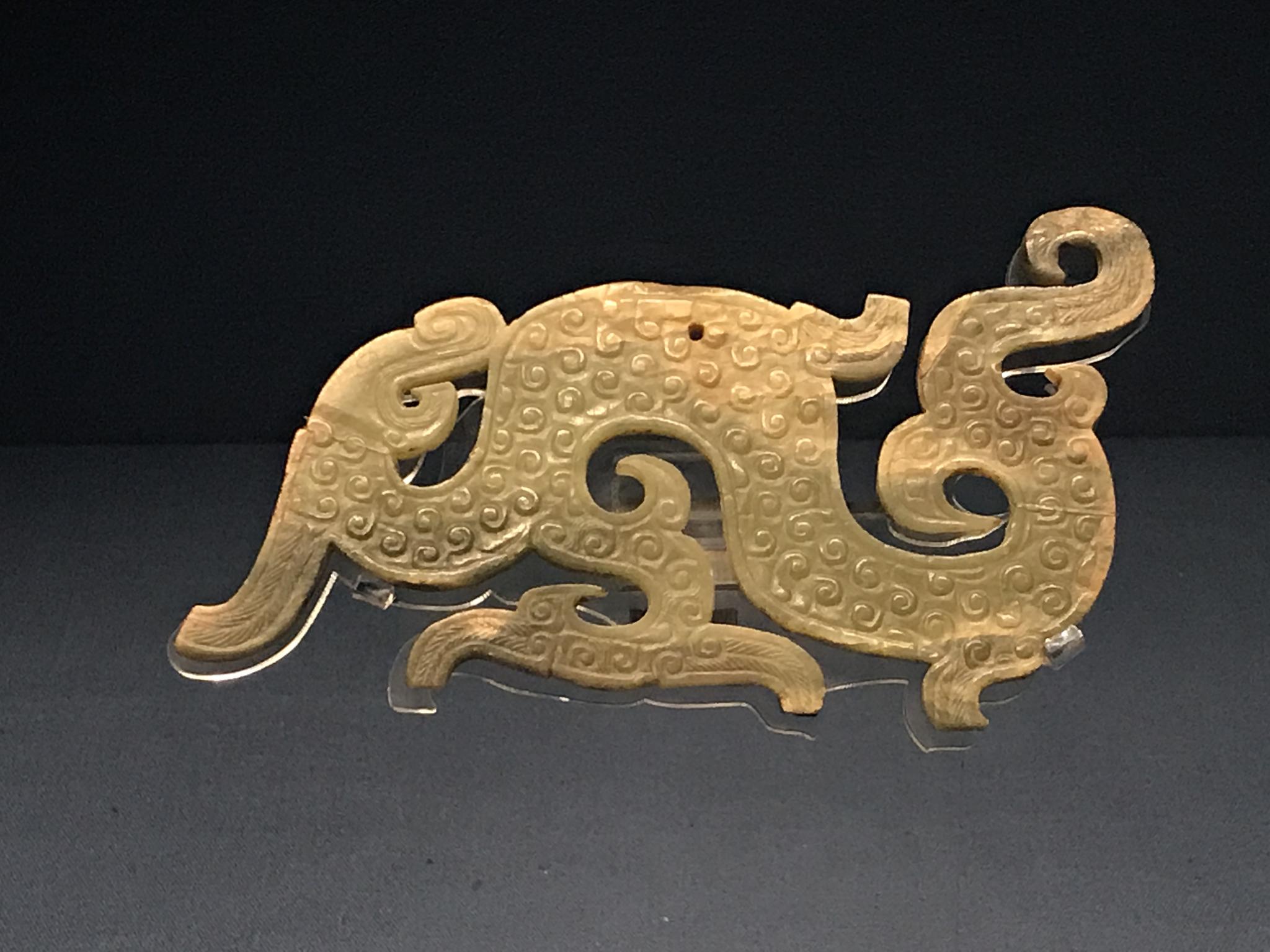 继续天津博物馆的高古玉藏品,龙形佩和玉琮。现场手机拍。|天津博物馆|藏品|龙|手机_新浪新闻