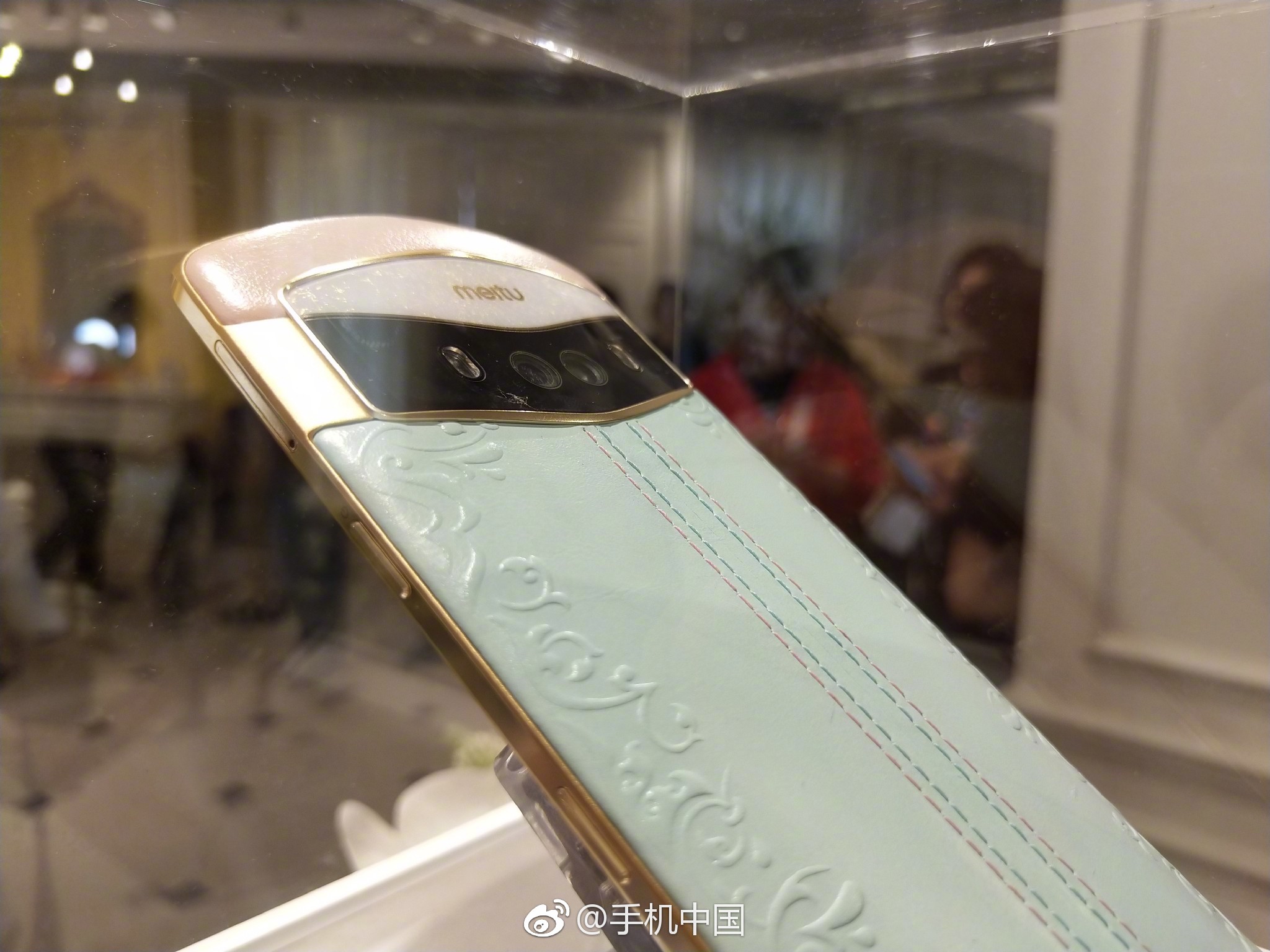 到配件,都采用了统一的洛可可主题风格,优雅的水粉蓝搭配甜美的茱萸粉