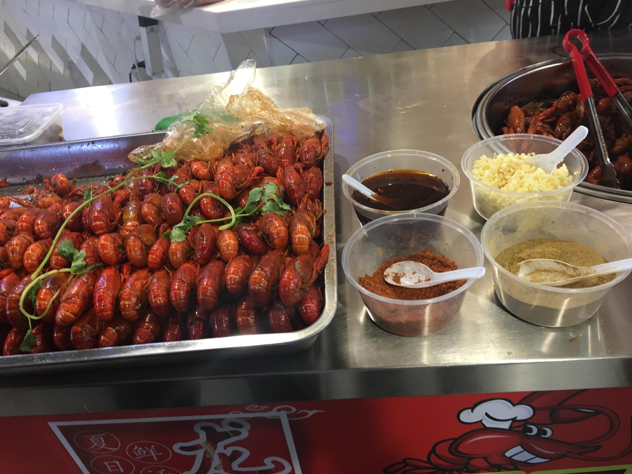 大妈街头卖龙虾,一开始没人要,摊子上的这句话却引发了阵阵抢购