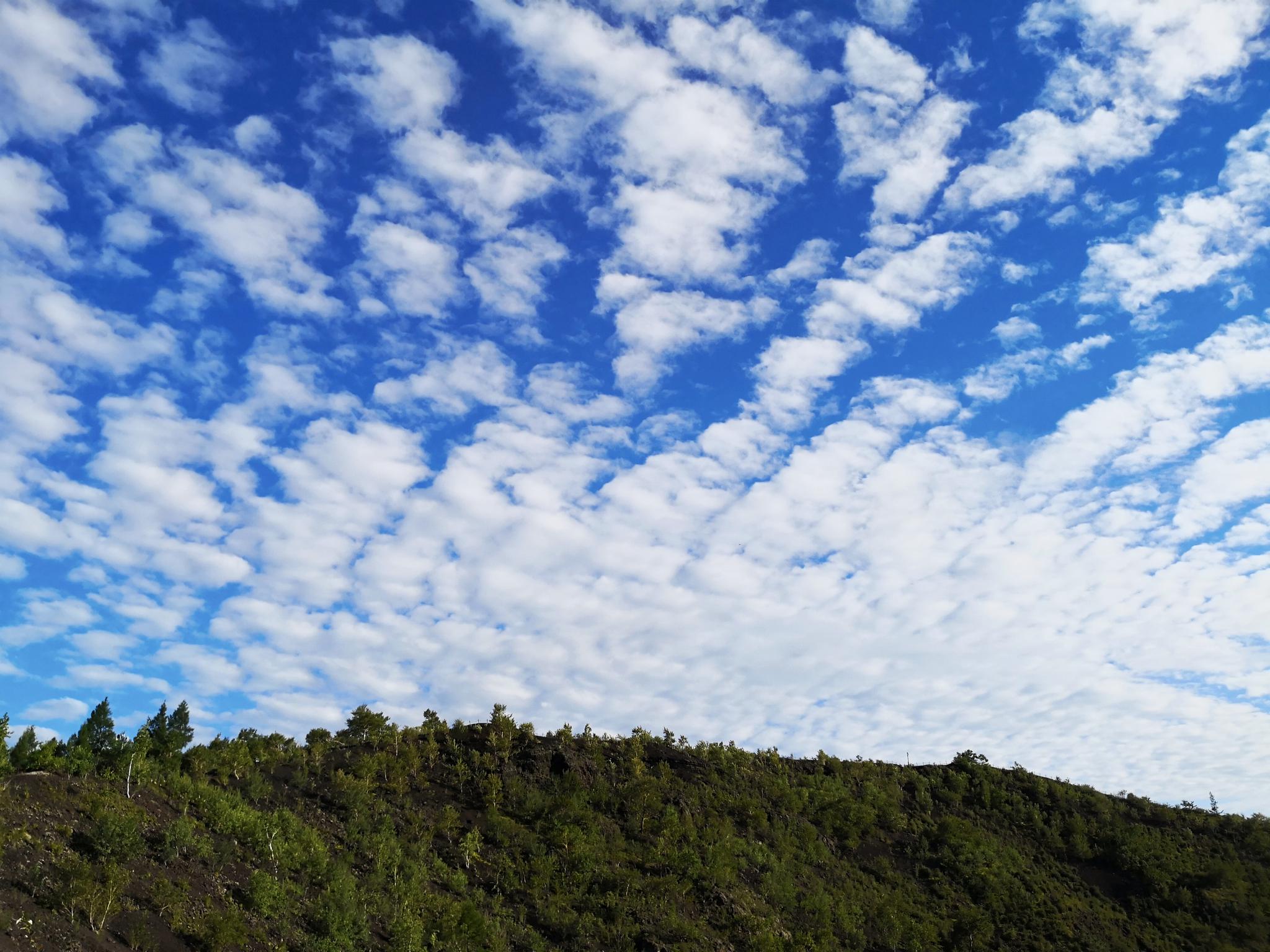 五大连池上空的鱼鳞云(手机作业)